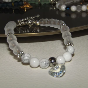 Armband - Handgjort armband av högkvalitét material med rostfritt stål berlockhållare, preciosa hjärta och 6 stycken howlit halvädelsten. Howlit sägs ge energi, minskar oro och ger inspiration till den som bär den. Frakt ingår. 