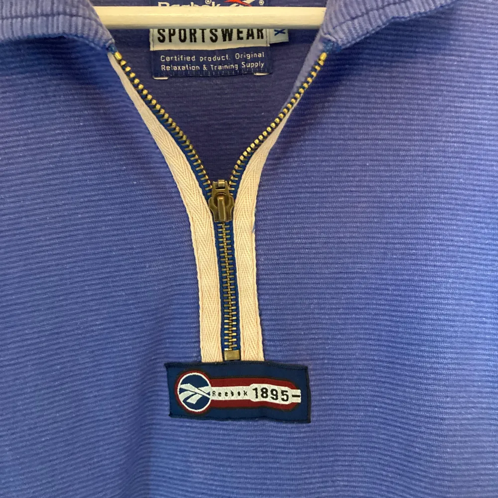En blå zipup piké/tröja från reebok,vintage, ribbad, med skön luftig passform. Tröjor & Koftor.