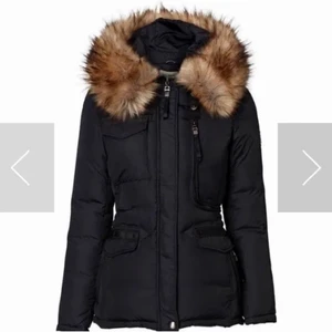 Rocco barocco  - Vinter jacka från Holmlunds i mycket bra skick, använd en vinter. Inga skador eller liknande o allt fungerar som det ska! Hör av dig vid funderingar eller fler bilder