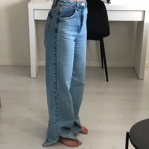 Vintage wide-leg jeans med slits - Stora i storleken (är 160)! Använt ett fåtal ggr, i väldigt fint skick. Nypris: 499kr, frakt står köparen för❣️