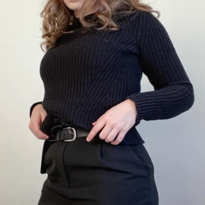 Svart stickad tröja  - Svart figurnära stickad tröja men fina detaljer i stickningen. Från HM i storlek XS. Material 50% bomull 50% akryl. Använd en del men i mycket bra skick. Hör av dig om du har frågor!💕