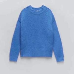 Jättefin tröja från Zara, väldigt sällan använd vilket gör att den är i ett fint skick💘 gratis frakt, kan gå med på ett billigare pris.
