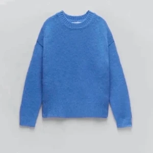 Blå stickad tröja från Zara  - Jättefin tröja från Zara, väldigt sällan använd vilket gör att den är i ett fint skick💘 gratis frakt, kan gå med på ett billigare pris.