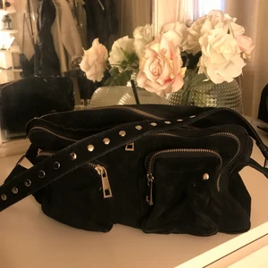 Nunoo väska! - Säljer min svarta väska från Nunoo, som är köpt på Nelly för 1600kr! Har använt rätt så mycket men fortfarande i fint skick! Kan även tänka mig gå ner i pris!