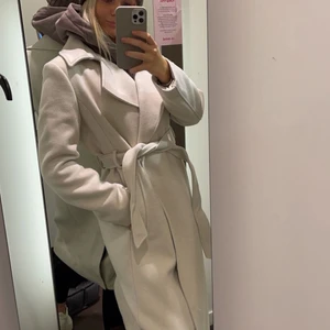 Ljus lång kappa - Ljus lång kappa i storlek 38 men passar även 34/36!!⭐️sparsamt använd!! 