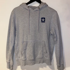 Converse hoodie  - Jättefin grå converse hoddie, i använd med fint skick, frakt är inräknat i priset🥰