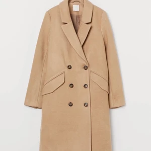 Dubbelknäppt kappa - Beige dubbelknäppt kappa från H&m, aldrig använd med lappen kvar. Strl 36 🥰