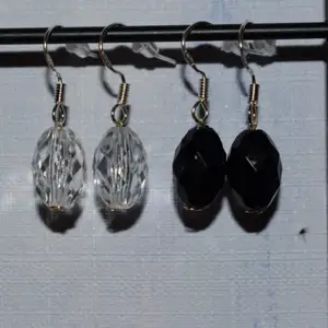 Handgjorda örhängen med svarta eller klara pärlor. De görs vid beställning och är därmed helt oanvända. Krokarna är gjord av äkta silver. Kolla gärna in min profil för fler handgjorda örhängen :)) 