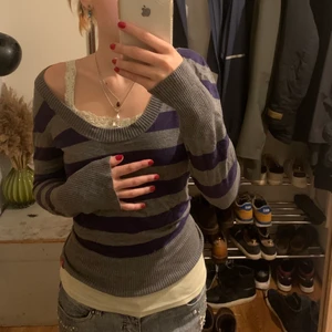 Randig tröja  - Söt randig lila/grå tröja. Jag brukar ha storlek S och är 168cm, fint skick