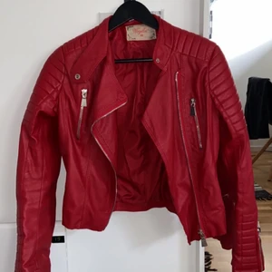 Chiquelle Moto Jacket - Röd skinnjacka (ej äkta skinn) från Chiquelle, storlek 38. Super fint skick och knappt använd. Kan mötas upp och fraktas