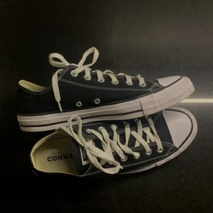 Svarta Converse Chuck Taylor All Star  - Super fräscha, som nya låga svarta converse som är använda endast 1 gång, sedan har de bara legat i garderoben. Kommer i jättebra skick, som nya. Köparen betalar för frakt. 