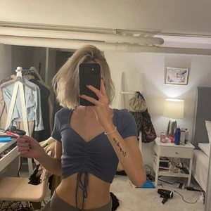 Topp  - Säljer denna supersnygga toppen från zara. Bra topp som behövs i garderoben. Fick den av en kompis då jag redan har en, därför sitter lappen kvar. Oanvänd! Säljer för 70kr. Stl S  