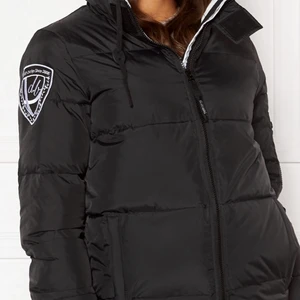 Swedish design since 2006 - Säljer min jätte snygga jacka, har inte kommit till användning riktigt. Jackan är i ganska bra skick, har dock ett litet jack typ vid ena armen, syns inte och man kan sy enkelt, ny pris ligger typ runt 2000kr men denna säljer jag för 1000kr ( vi kan även diskutera pris) 