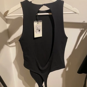Svart body - Supersnygg svart body med öppen rygg från Bikbok💕 Har knäppning mellan benen. Aldrig använd, prislappen är kvar!! Nypris 259kr!