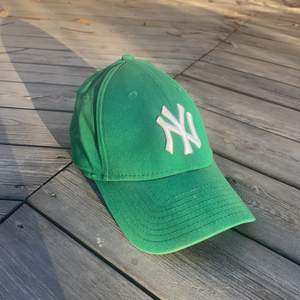 En väldigt snygg grön Yankees keps i storlek M-L❤️ den är i mycket bra skick❤️