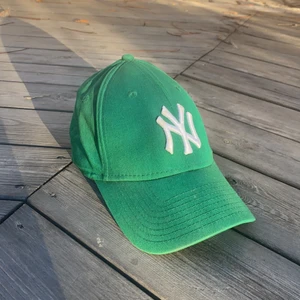 Grön Yankees keps - En väldigt snygg grön Yankees keps i storlek M-L❤️ den är i mycket bra skick❤️