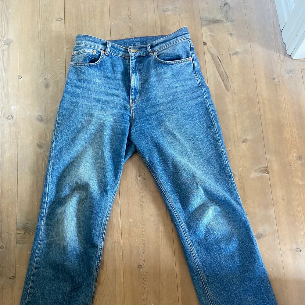 Blåa raka jeans från Asos. Målade på fickorna med textilfärg så det går jättebra att tvätta dem.. Jeans & Byxor.