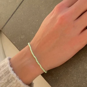 Pärl armband! - Vi säljer ett grönt pärl armband som är handgjort av små pärlor och en stretchigt tråd vilket gör att det passar många olika sorlekar. Hör av er om ni vill ha fler bilder, exakta mått eller andra färger/ annan storlek.