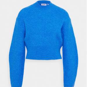 Heej säljer denna superfina slutsålda blå- stickade tröja från weekday💙💙 kommer tyvärr inte till användning😔          använd 2-3 gånger så inga tecken på användning😄 storlek S💙 nypris 500kr. Köp direkt för 350kr 😚