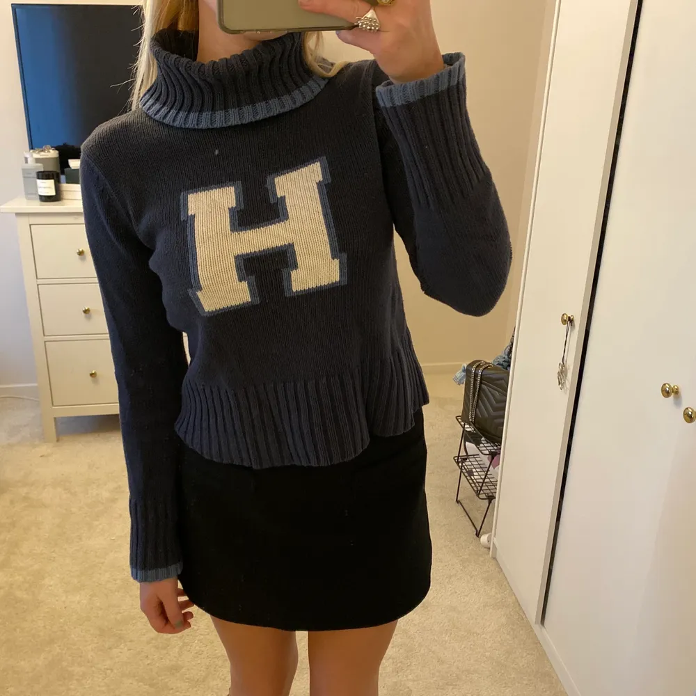 Tröja från Tommy hilfiger i storlek 14 (passar som xs/s)! Kommer inte sälja för lägre pris och är inte 100 att jag ska sälja än. Tröjor & Koftor.