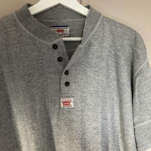 Vintage grå ribbad Levis tröja i bra skick, storlek L men liten i storleken