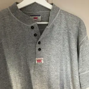 Vintage grå ribbad Levis tröja i bra skick, storlek L men liten i storleken