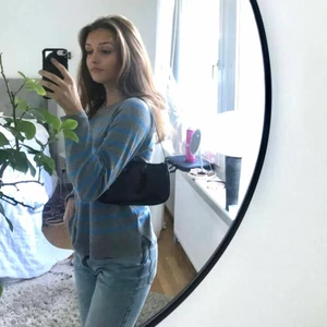 Svart baguette bag  - Söt svart lackad baguette bag som nästan är oanvänd💕 Frakten är inkluderad i priset💕