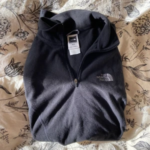 The north face fleece - träningsfleece från the north face! jättebekväm & snygg men säljer pga att den är lite för liten. frakt tillkommer:)