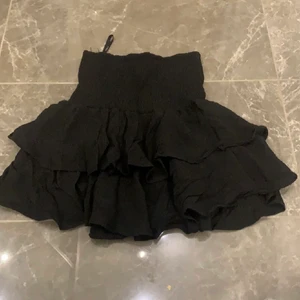 Volang kjol - Säljer min superfina svarta volangkjol som jag köpte i somras.. lånad bild och kan skicka fler på privat! Kan mötas upp i Stockholm annars tillkommer fraktkostnad☺️