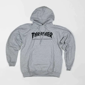 Thrasher hoodie - Säljer min thrasher hoodie då den inte kommit till användning på ett tag, sparsamt använd så inga skador eller fläckar! Herrstorlek i strl S, sitter oversized. Nypris 999kr, säljer för 499kr eller bud! Frakt tillkommer (du står för 50% av fraktkostnaden)