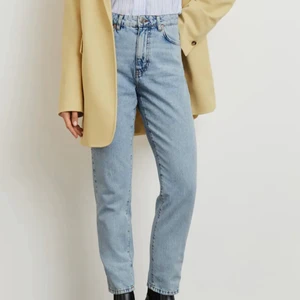 Snygga mom jeans  - Jätte fina mom jeans från Gina tricot ,andvänd ett få tal gånger,säljer pågrund av att dom inte passade mig riktigt.ordinarie pris 499 mitt pris 250 inklusive frakt.