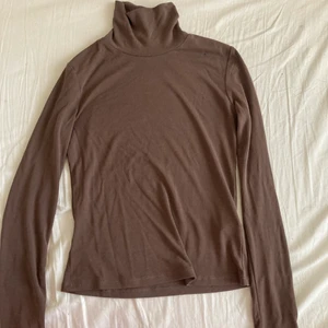 Brun polotröja - Jättefin höstig brun polotröja, säljer då jag aldrig använder! Frakt 48♥️