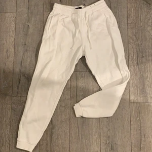 Mjukisbyxor vita - Säljer mina vita mjukisbyxor pga att jag inte använder dem. Har använt ett fåtal gånger och plagget är i bra skick. Skitsnygga och dom sitter bra på.💖