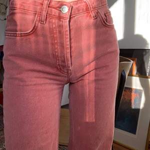 Röda/rosa jeans från Zara. Toppenskick! Jag på bilden är 1,60