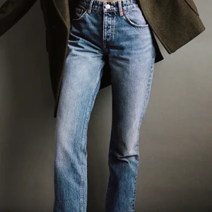 Mid Rise jeans  - Säljer då dom är för små för mig.Dom är använda cirka 3 gånger och är i jätte bra skick!(bilden är inte min)