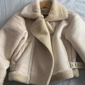 Jacka  - Köpt för några månader sen knappt använt som ny. Inga skador köpt från bikbok storlek XS.