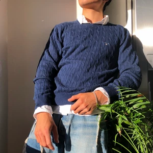 Gant kabelstickad tröja - ‼️Rensar garderoben på knappt använda kläder‼️ Denna kabelstickade tröjan är använd ett par gånger men inget slitage. Storlek 170 (jag är 174) . Kvitto finns ej. Prutbart pris. (Rök & djurfritt hem)