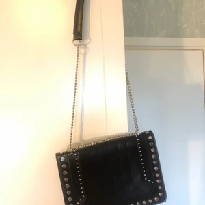 Väska Zara - Väska från Zara med kedjeband. Rymlig!