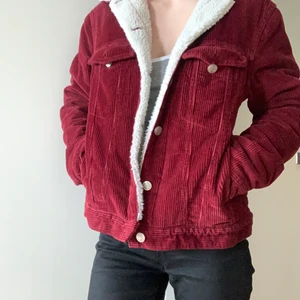 Röd Manchester Jacka  - Jättefin och mysig manchesterjacka från bikbok! Passar både höst, vinter och vår. Fodrad och har 4 fickor. Inga skador eller fläckar!