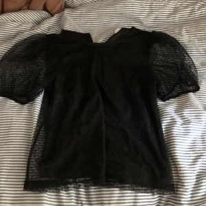 Fest topp!  - Väldigt söt fest topp! Säljer då jag köpte i fel storlek. Denna är helt oanvänd med prislapp kvar! Pris går alltid att diskuteras 