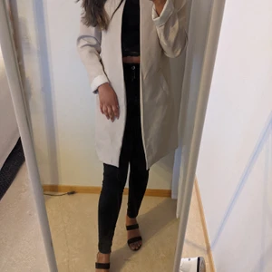 Beige kappa - Beige kappa köpt i Italien. Väl använd! Är 159 för referens:) tunn och perfekt för sommaren