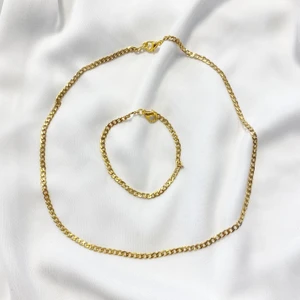 Rostfria guldiga smycken  - Superfina smycken som jag gjort själv! Måttet på halsbandet är 40cm och måttet på armbandet är 15cm, materialet är rostfritt stål! ❗️pris för halsband: 69kr, pris för armband: 59kr❗️💫✨