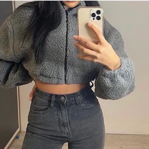 Croppad teddyjacka - Säljer denna super mysiga croppade jackan, som är helt NY och oanvänd. Den passar perfekt till kyligare kvällar, då det är i teddymaterial! I storleken S (oversized). Bilderna är lånade, skickar fler vid behov 🖤 Orginal pris: 259kr, mitt pris 129kr.