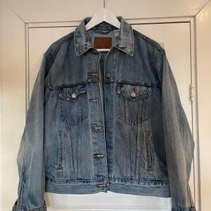 Levis jeansjacka  - Jeansjacka från Levis. Väldigt bra skick. Storlek L 