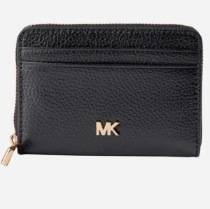 MK plånbok  - Säljer min fina plånbok i mycket bra skick! Plånboken är liten och smidig och har många korthållare vilket är superbra! Då får även plats med kontanter 🌸