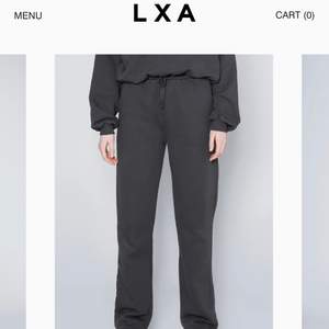 LXAs slutsålda sweatpants i Dark Grey. Helt oanvända med prislapp kvar, skickas i LXAs förpackning. Köparen står för frakten. Säljer till den som skriver först!