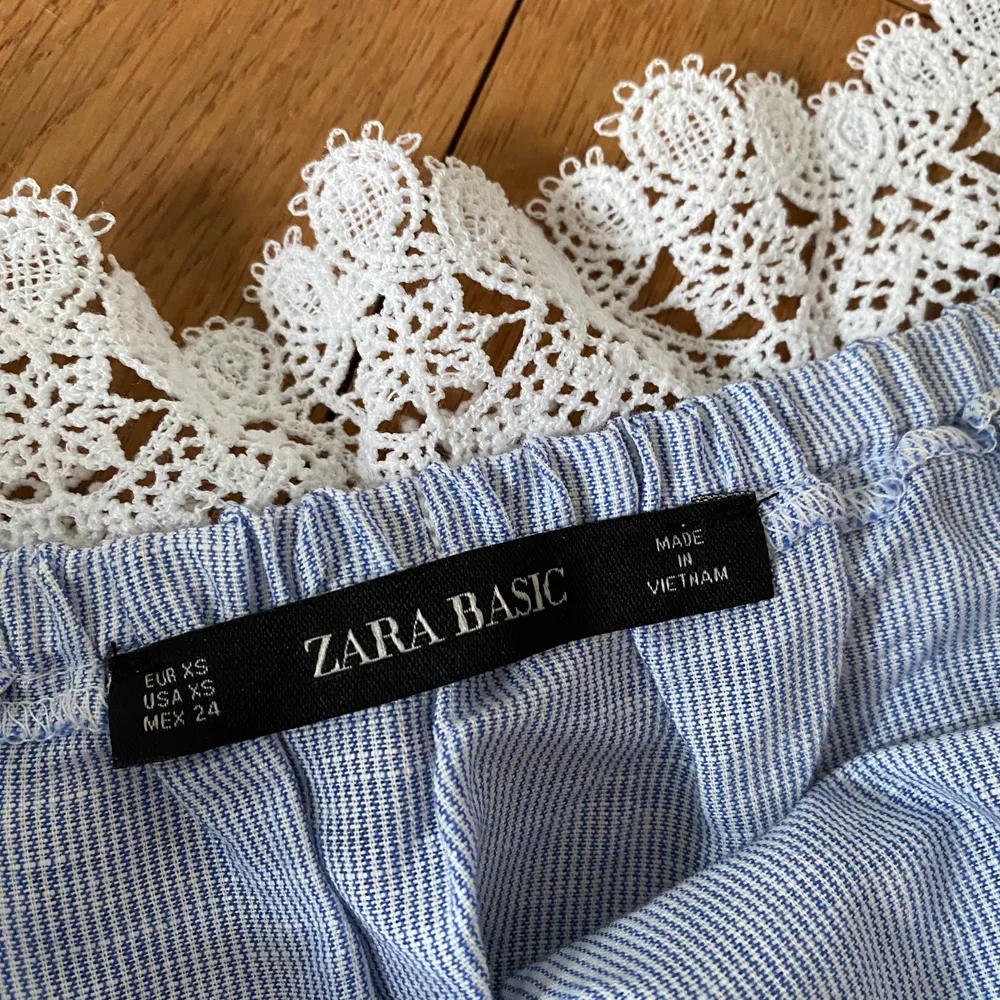 Jättefin offshoulder tröja från Zara med spets. Väldigt somrig och skön.😋. Toppar.