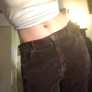 Bruna manchesterbyxor - Skitsnygga bruna manchesterbyxor. Stora i midjan så kan passa som lågmidjade <3