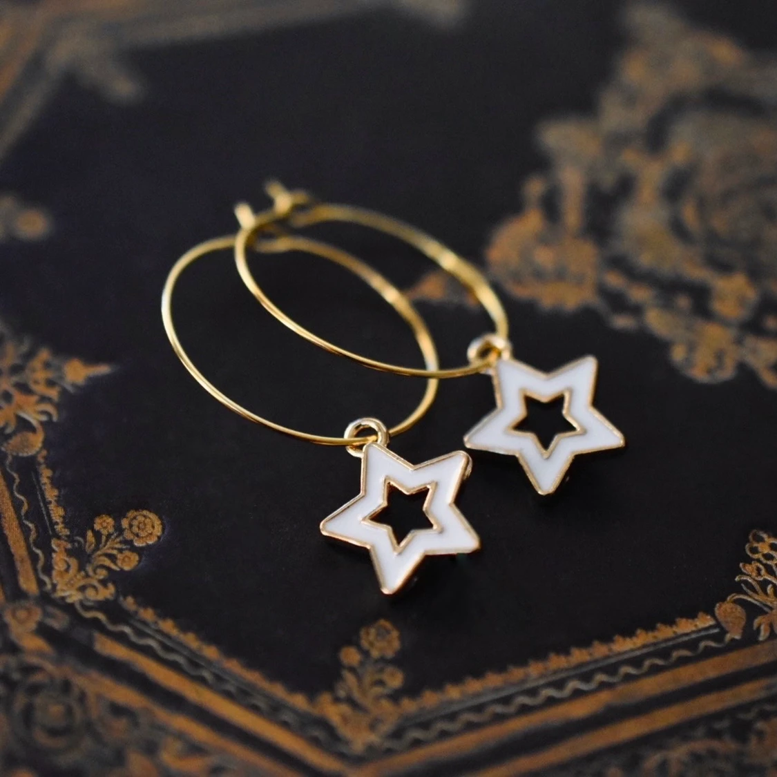 Örhängen med vita stjärnor
