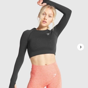 Gymshark träning tröja - En skit snygg tränings tröja från gymshark, använd endast en gång, storlek S men lagen är avklipp för att den kliade, nypris 400kr